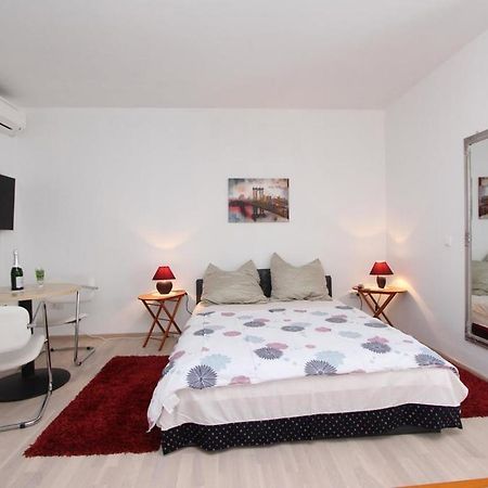 Rooms And Apartments Sally Rovinj Exterior foto