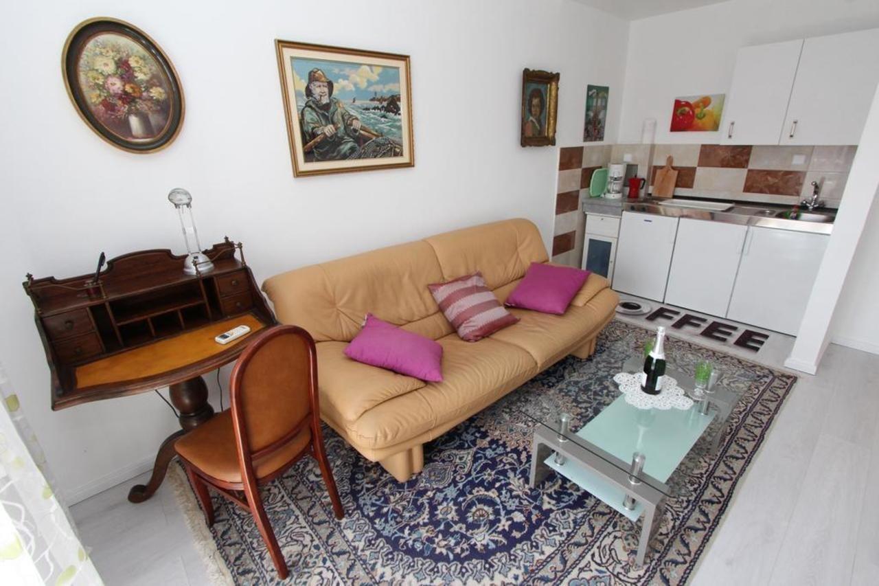 Rooms And Apartments Sally Rovinj Exterior foto