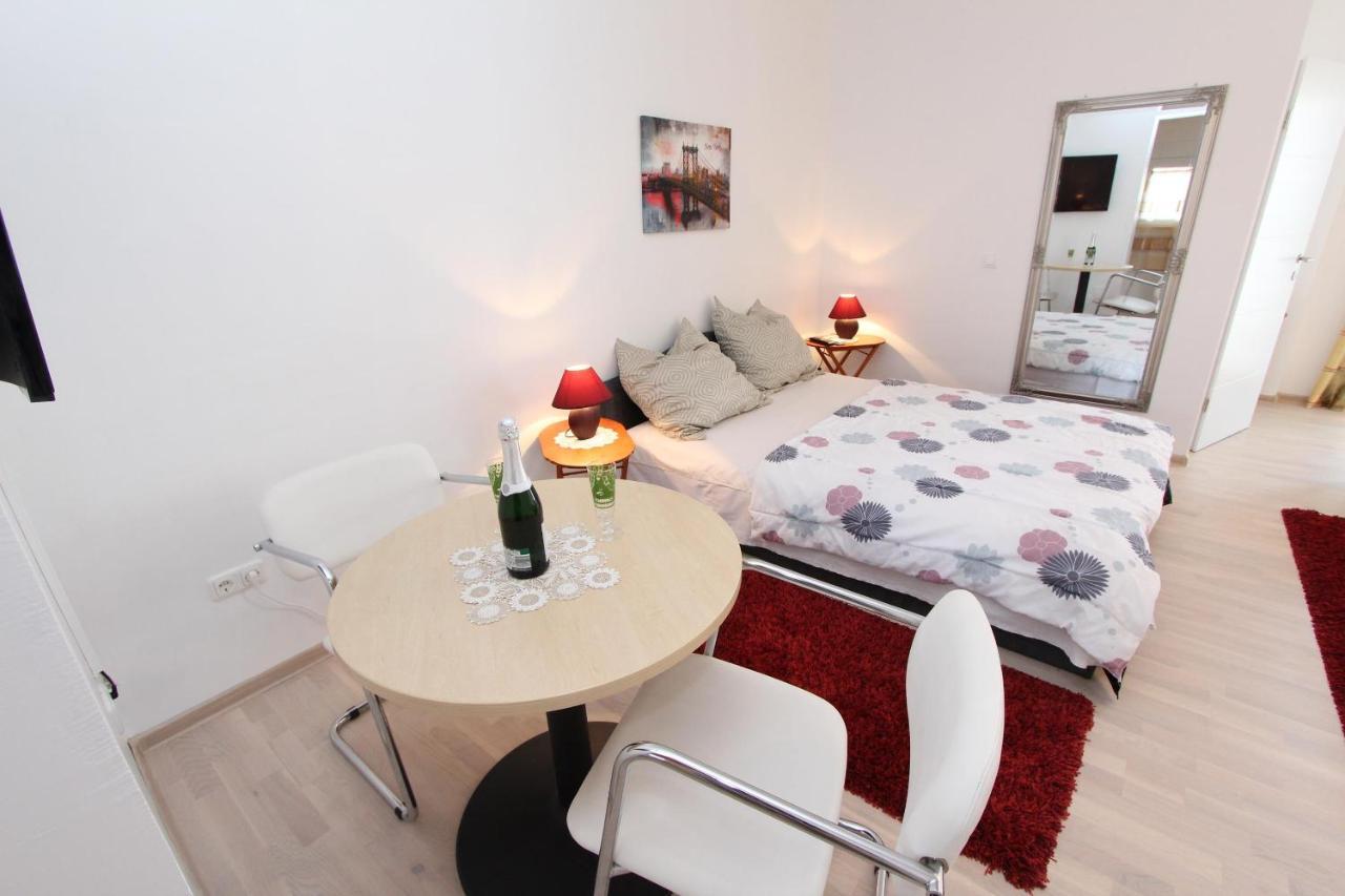 Rooms And Apartments Sally Rovinj Exterior foto