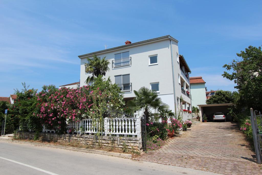 Rooms And Apartments Sally Rovinj Exterior foto