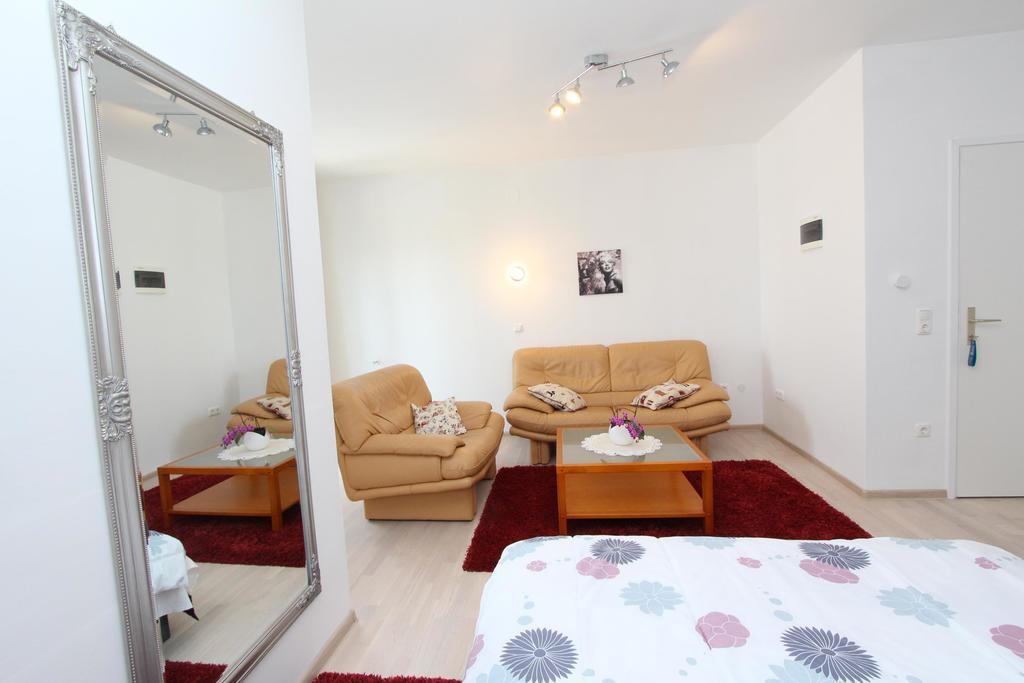 Rooms And Apartments Sally Rovinj Exterior foto