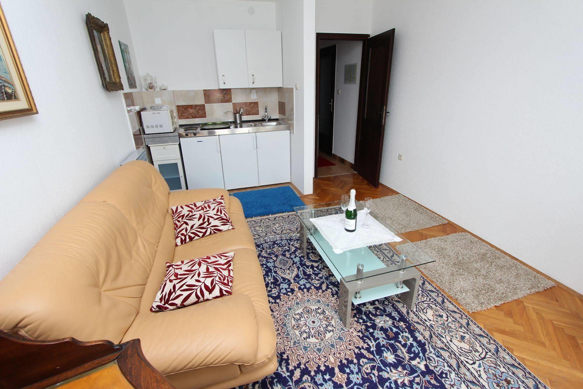 Rooms And Apartments Sally Rovinj Exterior foto