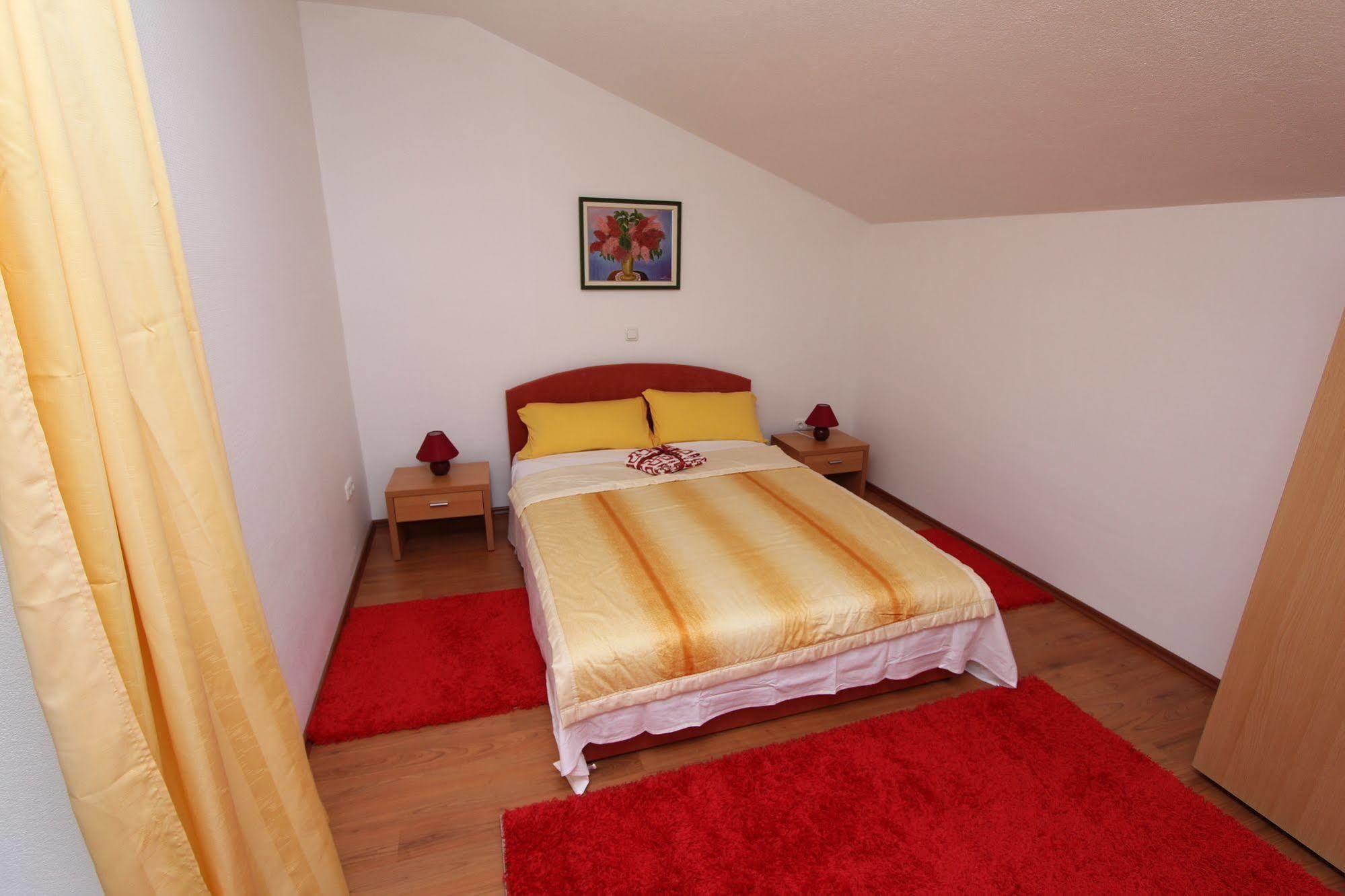 Rooms And Apartments Sally Rovinj Exterior foto
