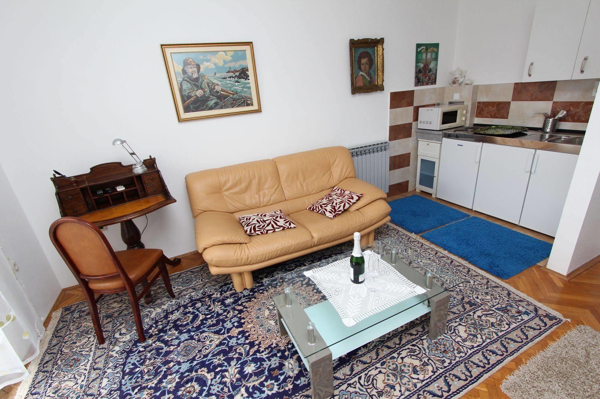 Rooms And Apartments Sally Rovinj Exterior foto